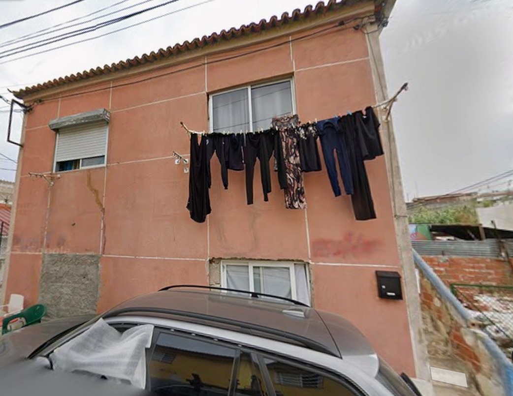 Fotografia de regulamento: Casa de rés-do-chão, 1º andar e logradouro.